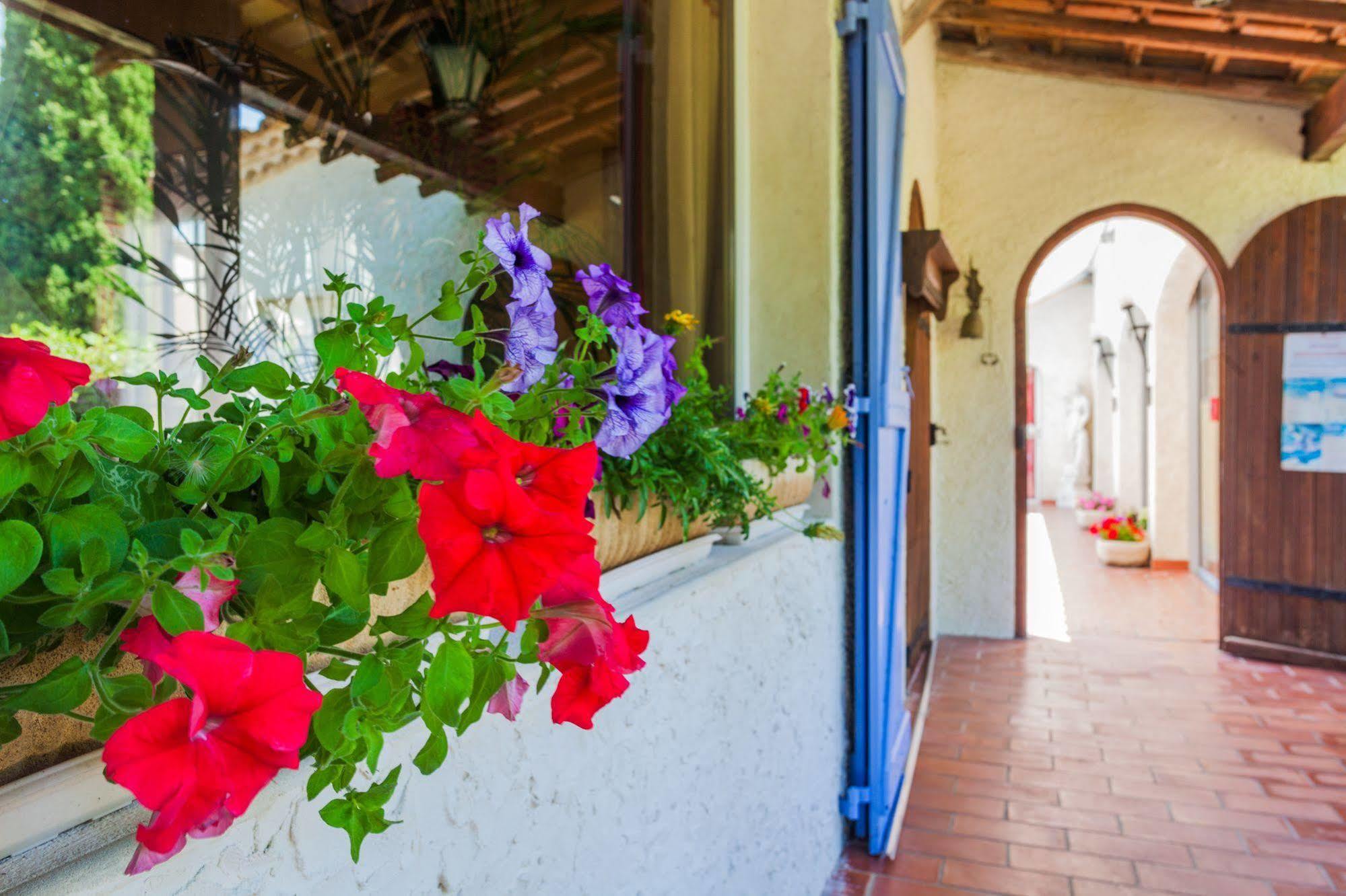 Hotel L'Hacienda Marguerittes Exterior foto